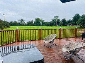Long Meadow Lodge with Hot Tub